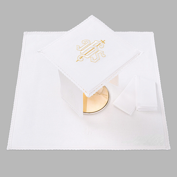 Bielizna kielichowa ołtarzowa wykończona koronką JHS