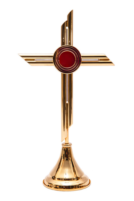 Pozlátený mosadzný relikviár v tvare kríža na jednu relikviu, vysoký 37 cm