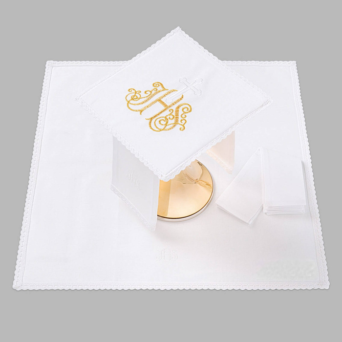 Bielizna kielichowa ołtarzowa wykończona koronką JHS złoty krzyż