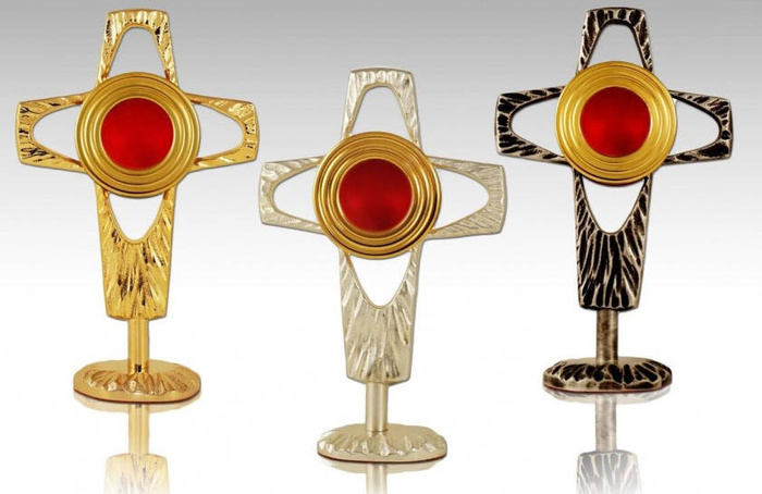 Gilded brass reliquary in the shape of a cross with a height of 20 cm