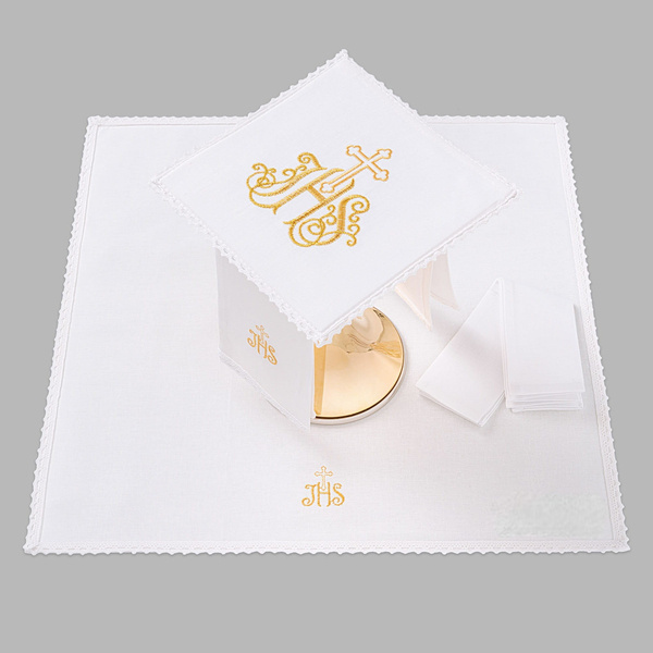 Bielizna kielichowa ołtarzowa wykończona koronką JHS złoty krzyż