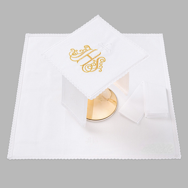 Bielizna kielichowa ołtarzowa wykończona koronką JHS złoty krzyż