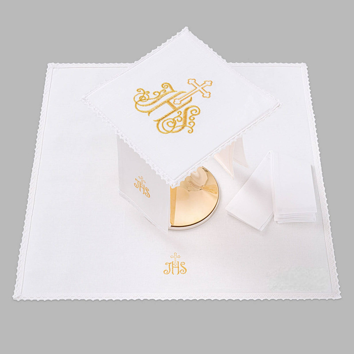 Bielizna kielichowa ołtarzowa wykończona koronką JHS złoty krzyż